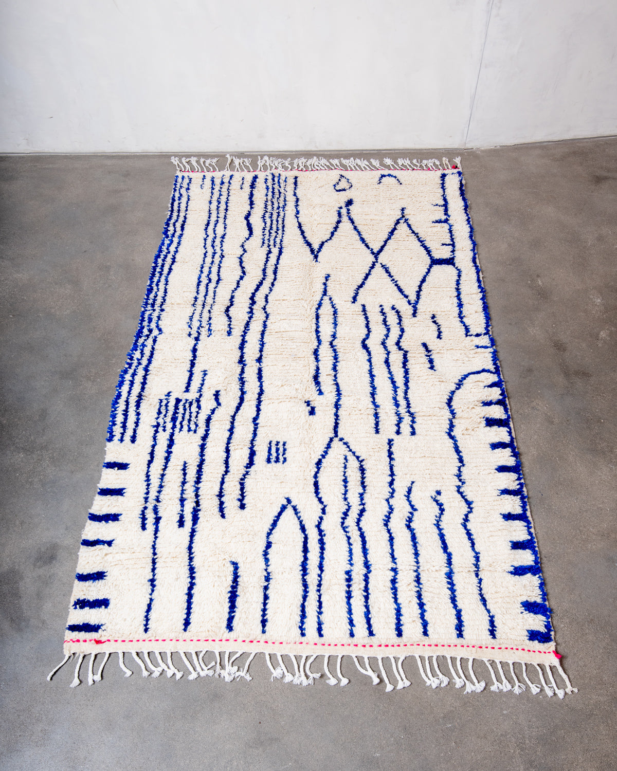 Modern designer handcrafted Berber rug from Morocco. Azilal rug with beautiful colors and patterns. Made of sheep’s wool and colourful cotton.